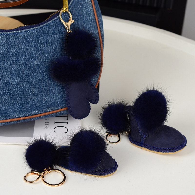 Pūkų pakabukas raktams iš vilnos ir norkos; siuvimas; pavasaris 2025; originalus dizainas, raktų pakabukas