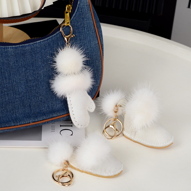 Pūkų pakabukas raktams iš vilnos ir norkos; siuvimas; pavasaris 2025; originalus dizainas, raktų pakabukas