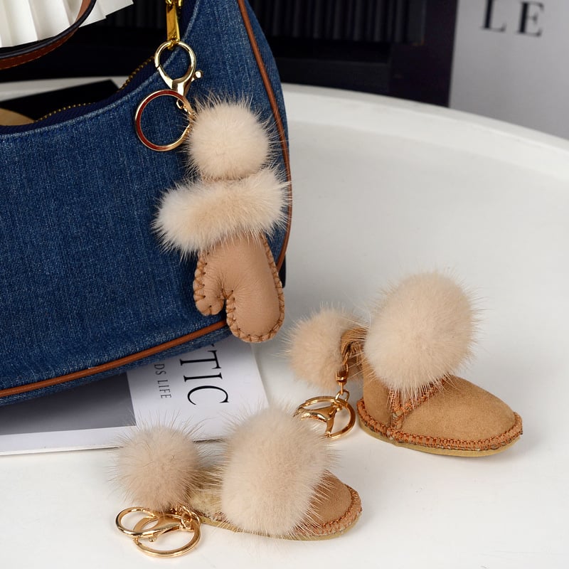 Pūkų pakabukas raktams iš vilnos ir norkos; siuvimas; pavasaris 2025; originalus dizainas, raktų pakabukas