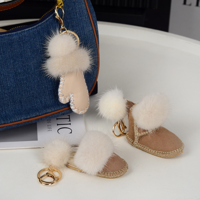 Pūkų pakabukas raktams iš vilnos ir norkos; siuvimas; pavasaris 2025; originalus dizainas, raktų pakabukas