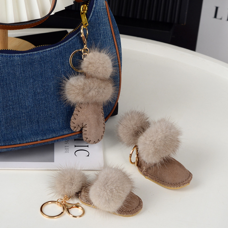 Pūkų pakabukas raktams iš vilnos ir norkos; siuvimas; pavasaris 2025; originalus dizainas, raktų pakabukas