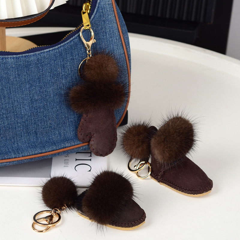 Pūkų pakabukas raktams iš vilnos ir norkos; siuvimas; pavasaris 2025; originalus dizainas, raktų pakabukas