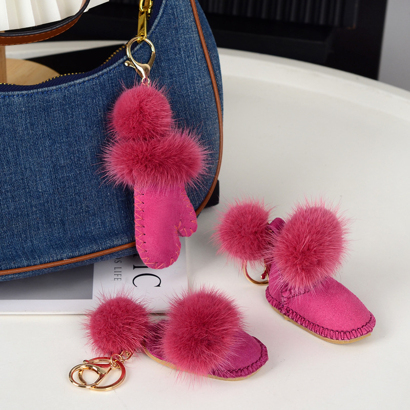 Pūkų pakabukas raktams iš vilnos ir norkos; siuvimas; pavasaris 2025; originalus dizainas, raktų pakabukas