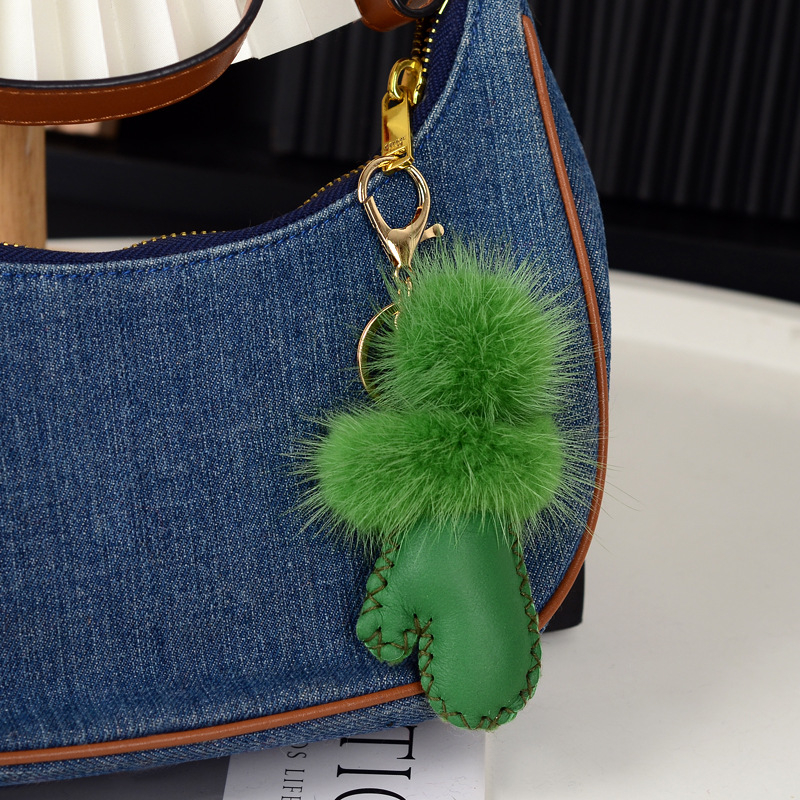 Pūkų pakabukas raktams iš vilnos ir norkos; siuvimas; pavasaris 2025; originalus dizainas, raktų pakabukas