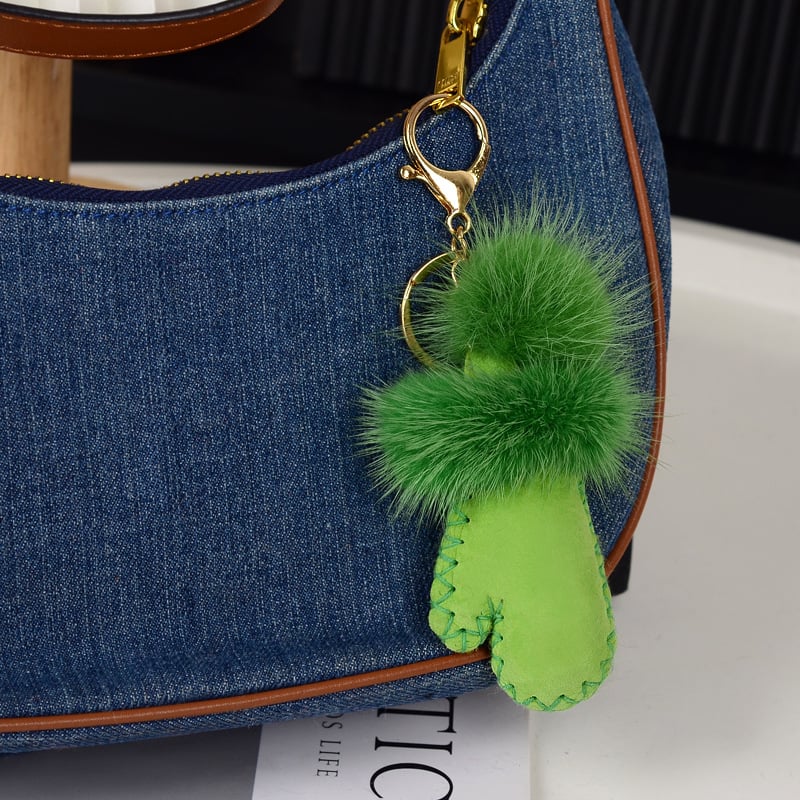 Pūkų pakabukas raktams iš vilnos ir norkos; siuvimas; pavasaris 2025; originalus dizainas, raktų pakabukas