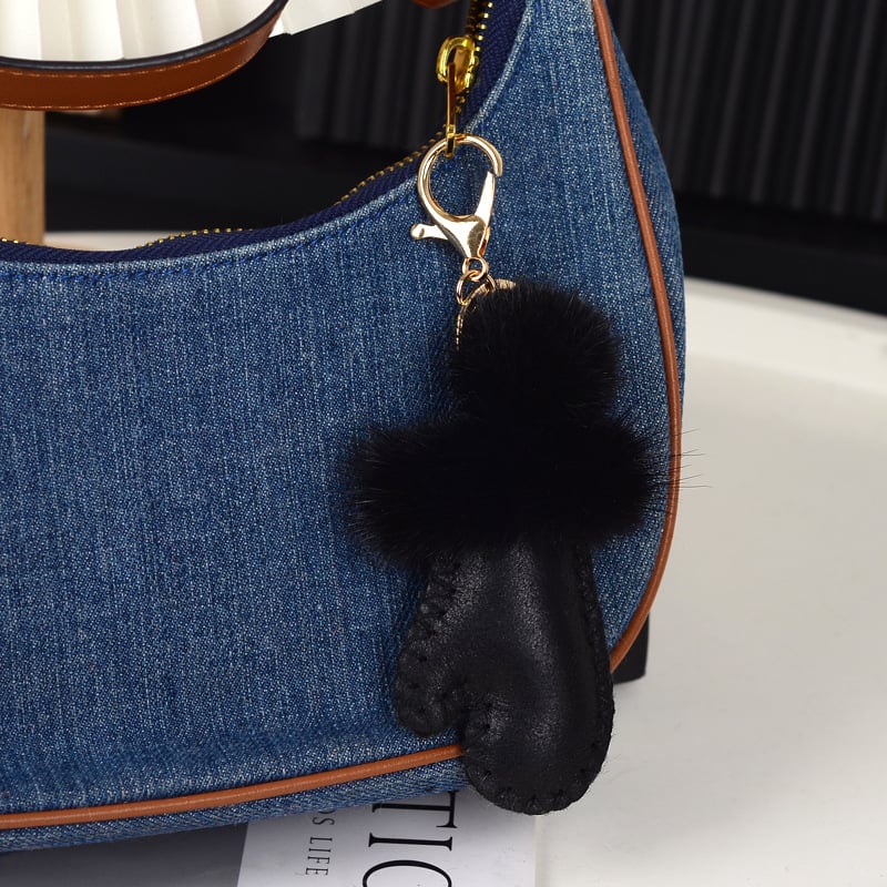 Pūkų pakabukas raktams iš vilnos ir norkos; siuvimas; pavasaris 2025; originalus dizainas, raktų pakabukas