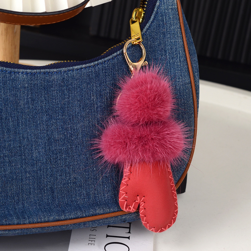 Pūkų pakabukas raktams iš vilnos ir norkos; siuvimas; pavasaris 2025; originalus dizainas, raktų pakabukas