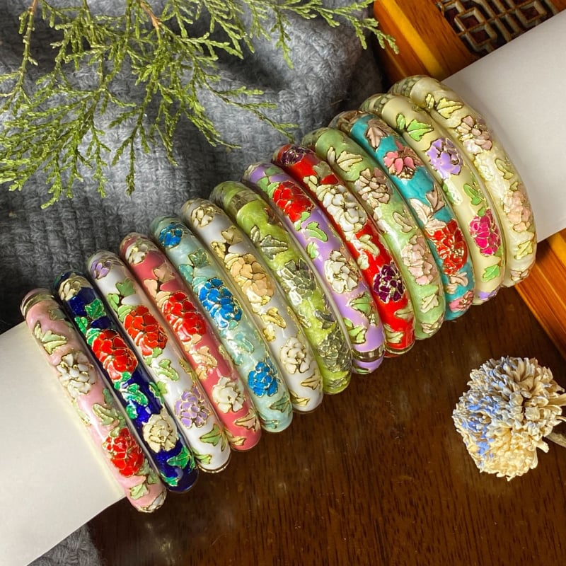 Apyrankė su cloisonné emale, kinų stilius, jade gėlės motyvas (Svoris 100 g; Pavasaris 2025; Forbidden City vintage)