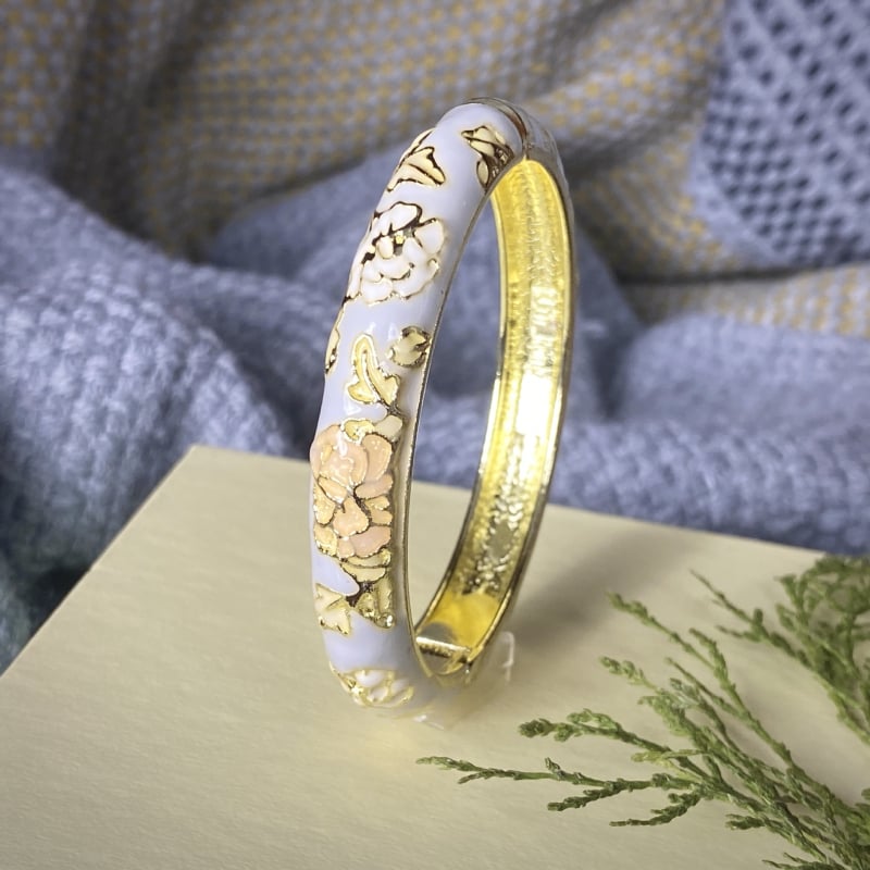 Apyrankė su cloisonné emale, kinų stilius, jade gėlės motyvas (Svoris 100 g; Pavasaris 2025; Forbidden City vintage)