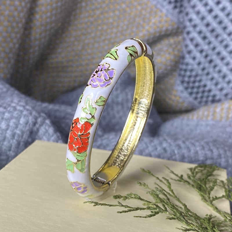 Apyrankė su cloisonné emale, kinų stilius, jade gėlės motyvas (Svoris 100 g; Pavasaris 2025; Forbidden City vintage)