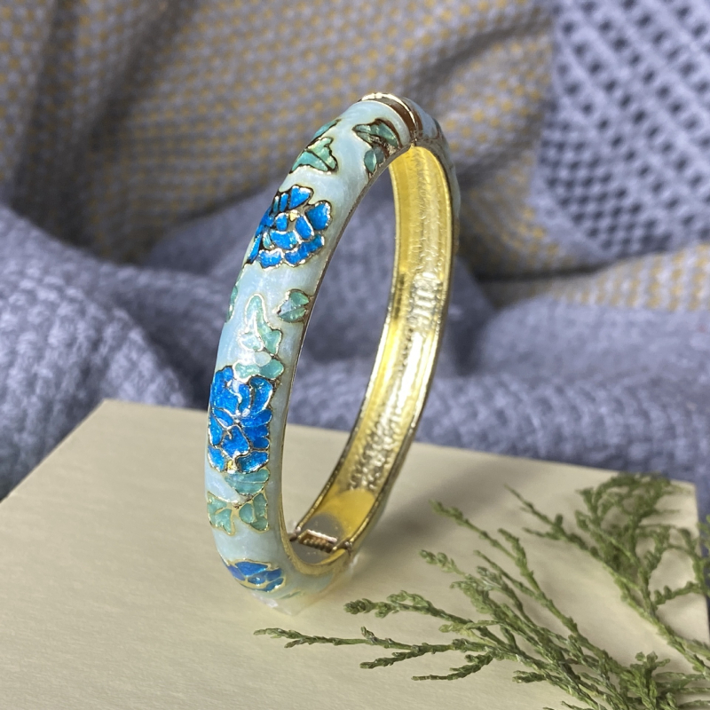 Apyrankė su cloisonné emale, kinų stilius, jade gėlės motyvas (Svoris 100 g; Pavasaris 2025; Forbidden City vintage)