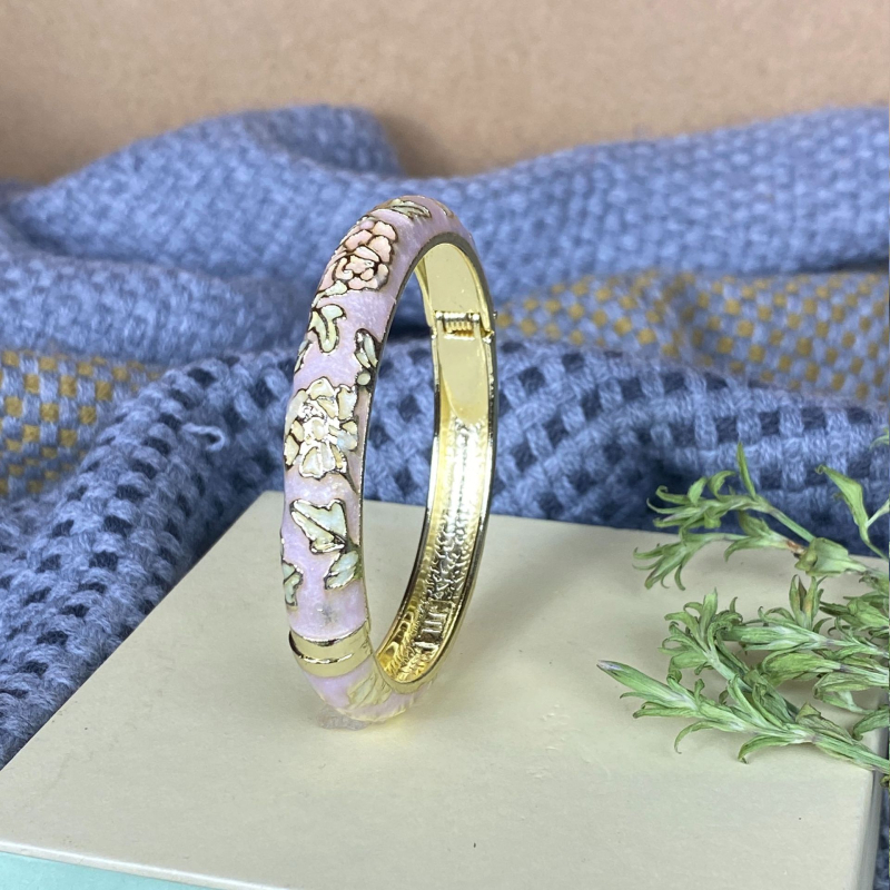 Apyrankė su cloisonné emale, kinų stilius, jade gėlės motyvas (Svoris 100 g; Pavasaris 2025; Forbidden City vintage)