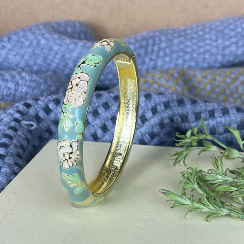 Apyrankė su cloisonné emale, kinų stilius, jade gėlės motyvas (Svoris 100 g; Pavasaris 2025; Forbidden City vintage)