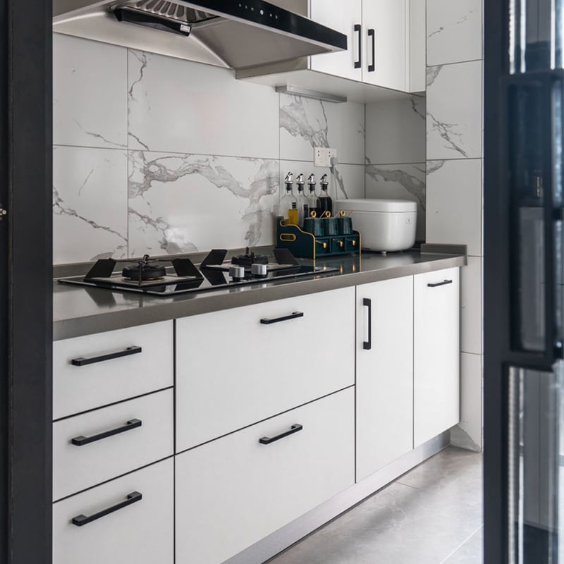 Mėbinių rankenėlė spintos, spintelės ir naktinio stalo durims; cinko lydinys; elektroplakavimas; šiuolaikinis minimalistinis stilius