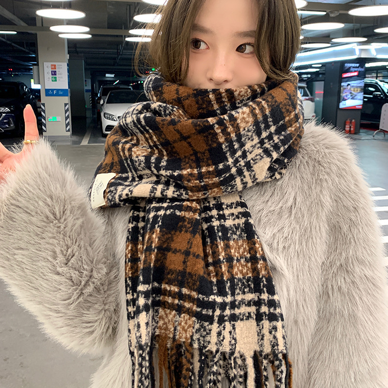 Дамски шал с каре за зима — имитиращ кашмир (Материал: имитиращ кашмир; Сезон: зима; Категория: шал аксесоари)