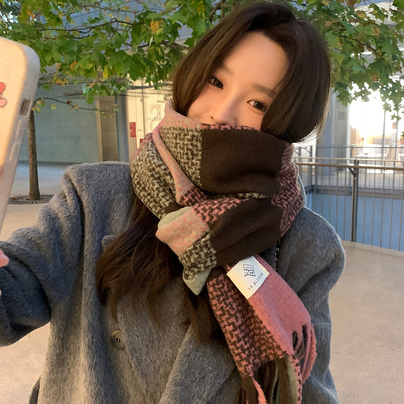 Дамски шал с каре за зима — имитиращ кашмир (Материал: имитиращ кашмир; Сезон: зима; Категория: шал аксесоари)