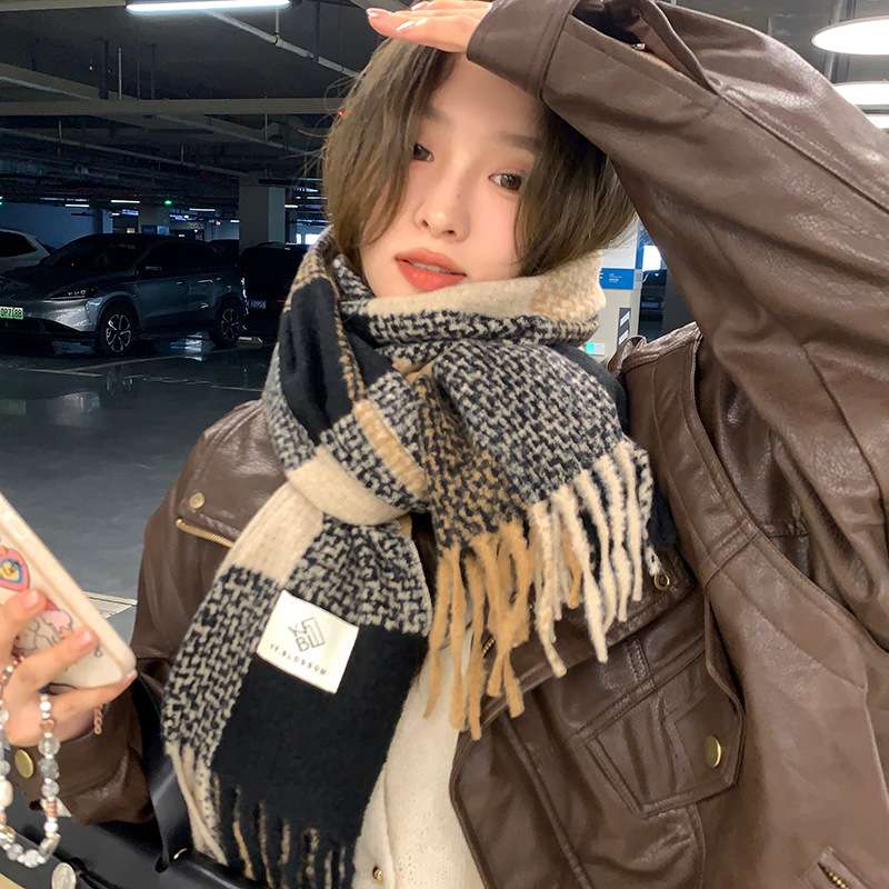 Дамски шал с каре за зима — имитиращ кашмир (Материал: имитиращ кашмир; Сезон: зима; Категория: шал аксесоари)