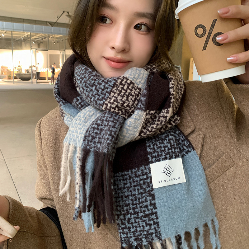 Дамски шал с каре за зима — имитиращ кашмир (Материал: имитиращ кашмир; Сезон: зима; Категория: шал аксесоари)