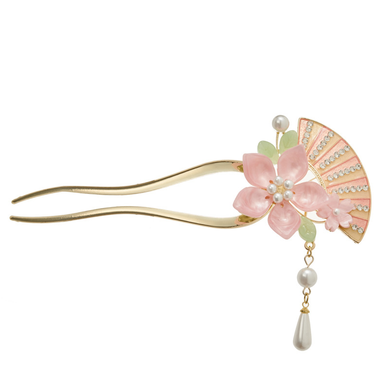 Matu spraude ar antīkā stila motīvu, zieds un tauriņš, perlīšu aukla, sakaļa apdare