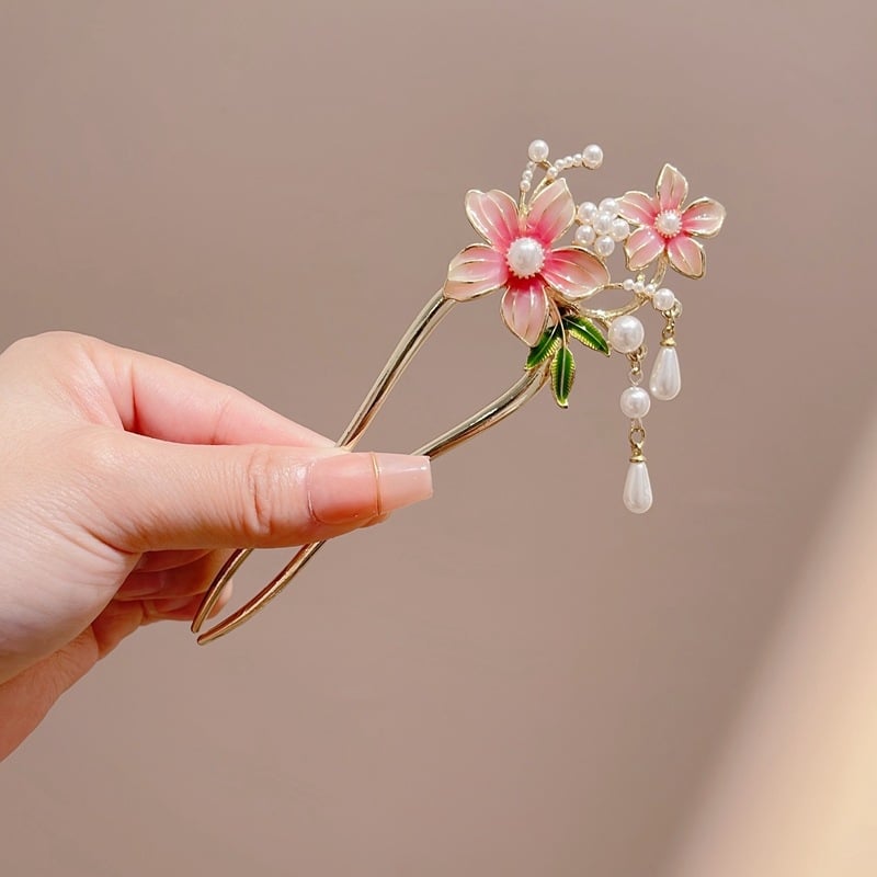 Matu spraude ar antīkā stila motīvu, zieds un tauriņš, perlīšu aukla, sakaļa apdare