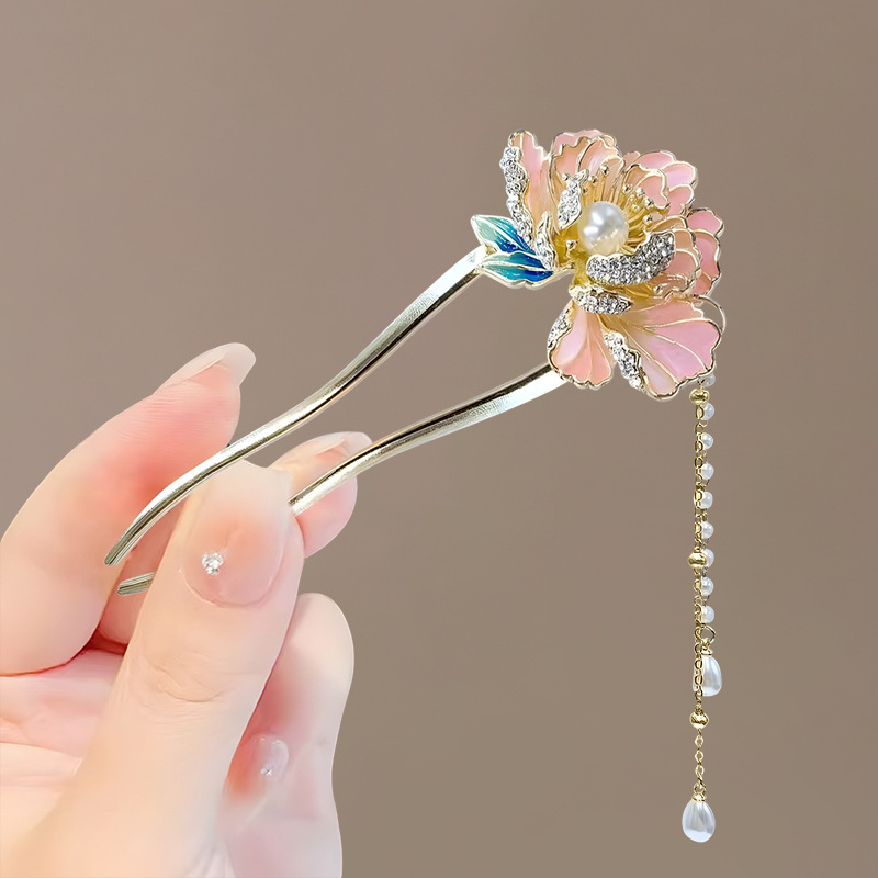 Matu spraude ar antīkā stila motīvu, zieds un tauriņš, perlīšu aukla, sakaļa apdare