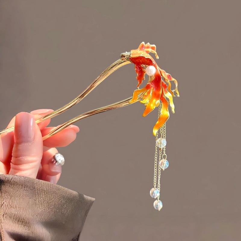 Matu spraude ar antīkā stila motīvu, zieds un tauriņš, perlīšu aukla, sakaļa apdare