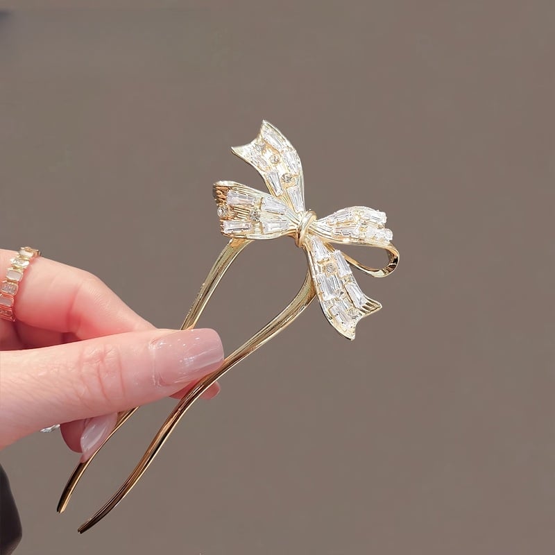 Matu spraude ar antīkā stila motīvu, zieds un tauriņš, perlīšu aukla, sakaļa apdare