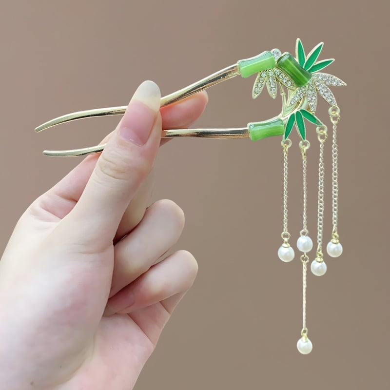 Matu spraude ar antīkā stila motīvu, zieds un tauriņš, perlīšu aukla, sakaļa apdare