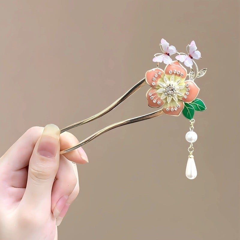 Matu spraude ar antīkā stila motīvu, zieds un tauriņš, perlīšu aukla, sakaļa apdare