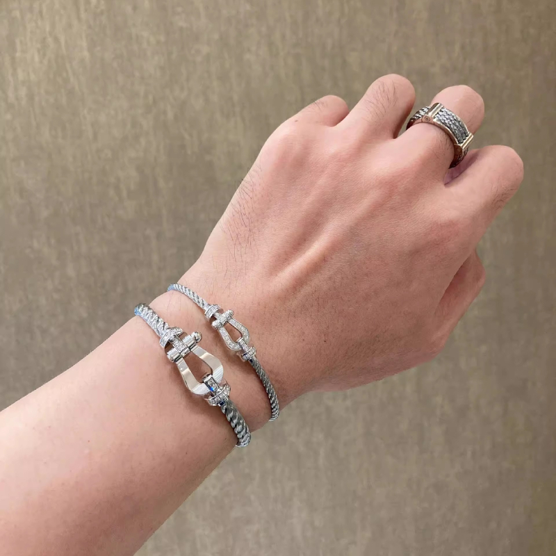Narukvica s potkovicom kopčom, dijamantni detalji, unisex geometrijski dizajn, stacking stil, Jimira