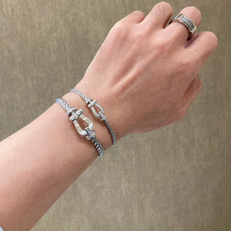 Narukvica s potkovicom kopčom, dijamantni detalji, unisex geometrijski dizajn, stacking stil, Jimira