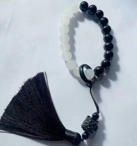 Stikla pērlīšu rokassprādze, rokām darināta, retro stils, pilienveida forma, 27 pērlīšu