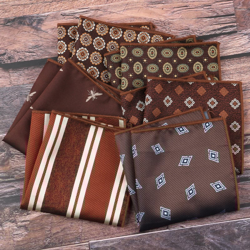 Kišeninis rankšluostis su džakardiniu dryžių raštu, poliesterio gija, laisvas stilius.