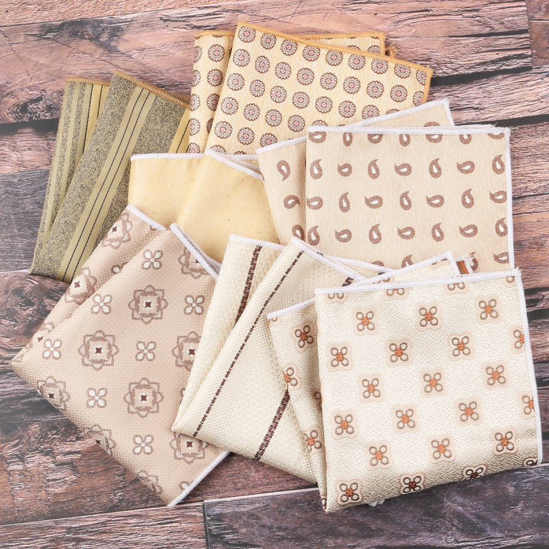 Kišeninis rankšluostis su džakardiniu dryžių raštu, poliesterio gija, laisvas stilius.