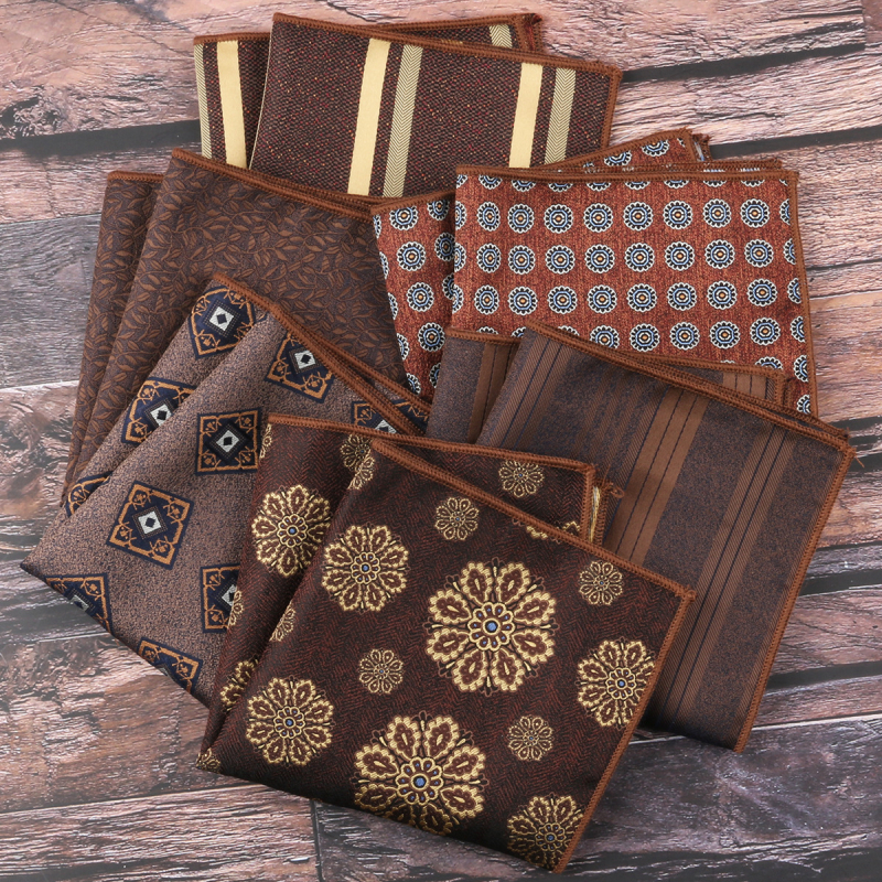 Kišeninis rankšluostis su džakardiniu dryžių raštu, poliesterio gija, laisvas stilius.