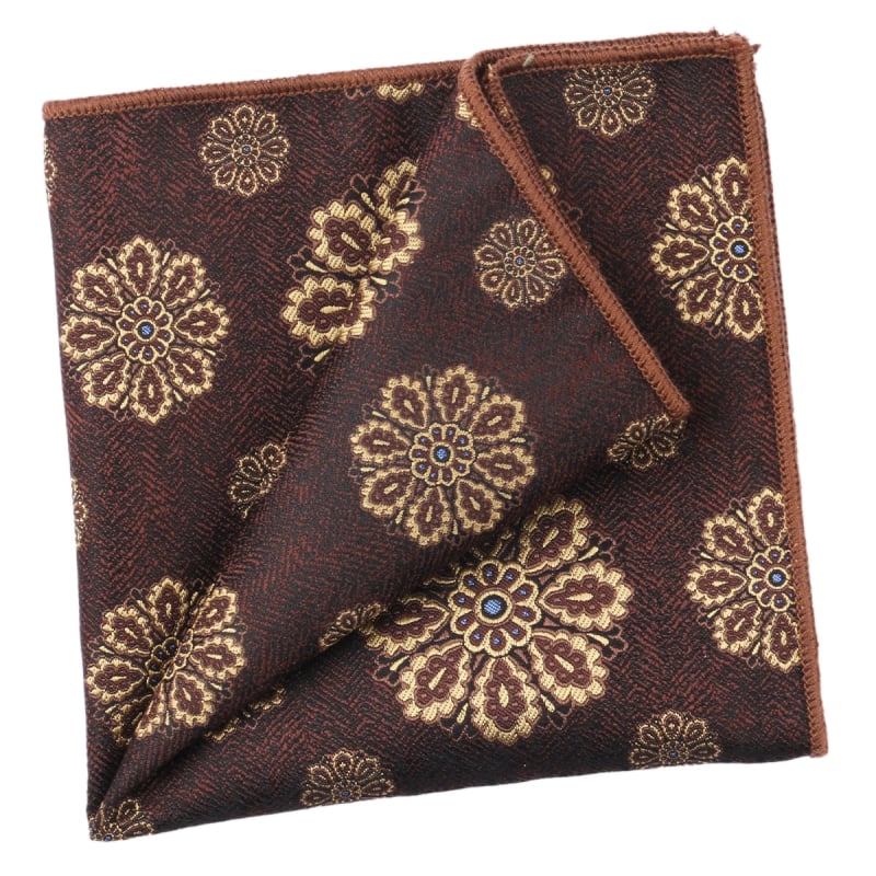 Kišeninis rankšluostis su džakardiniu dryžių raštu, poliesterio gija, laisvas stilius.