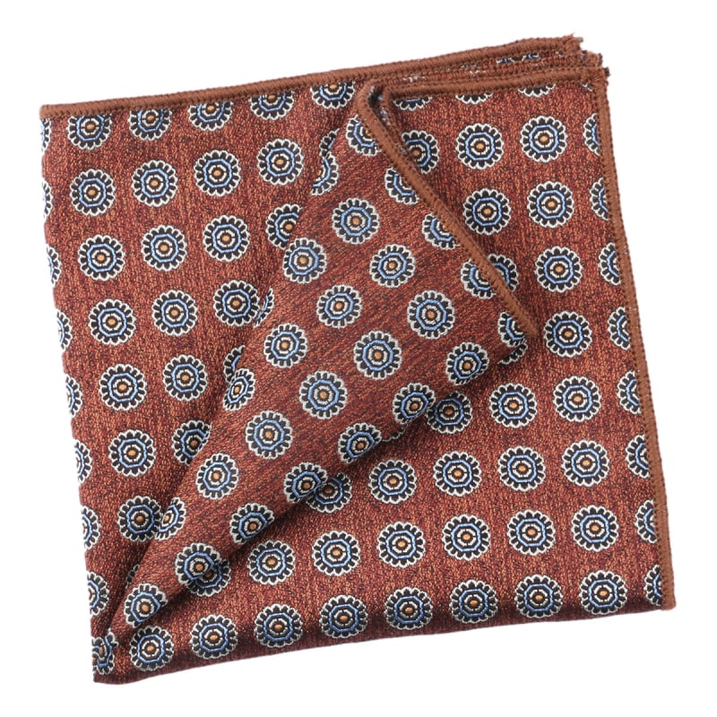 Kišeninis rankšluostis su džakardiniu dryžių raštu, poliesterio gija, laisvas stilius.