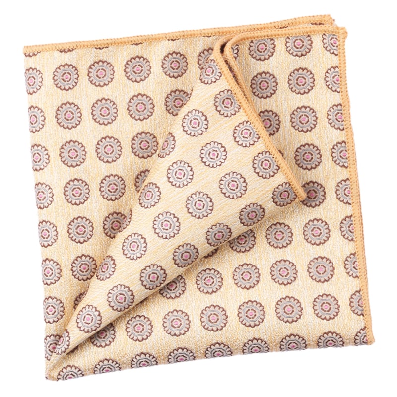 Kišeninis rankšluostis su džakardiniu dryžių raštu, poliesterio gija, laisvas stilius.