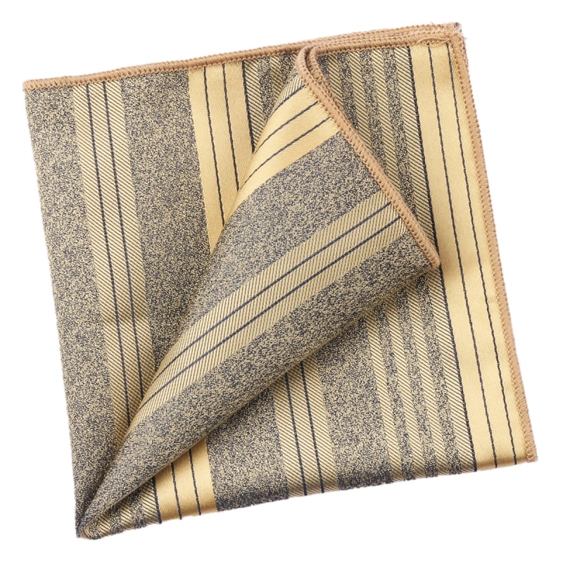 Kišeninis rankšluostis su džakardiniu dryžių raštu, poliesterio gija, laisvas stilius.