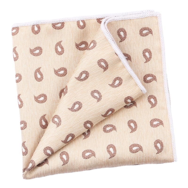 Kišeninis rankšluostis su džakardiniu dryžių raštu, poliesterio gija, laisvas stilius.