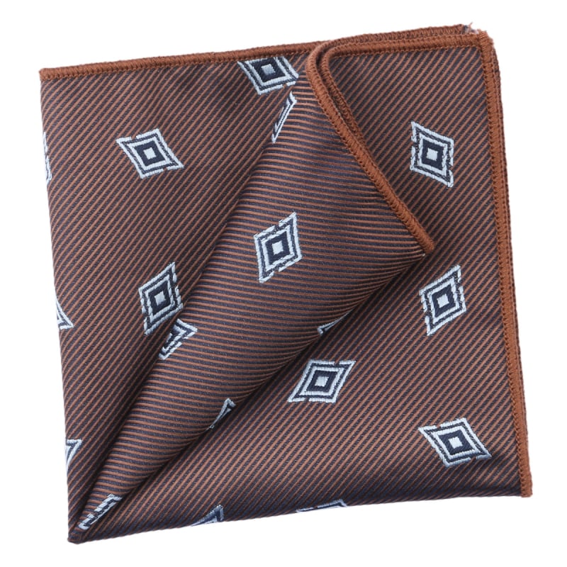 Kišeninis rankšluostis su džakardiniu dryžių raštu, poliesterio gija, laisvas stilius.