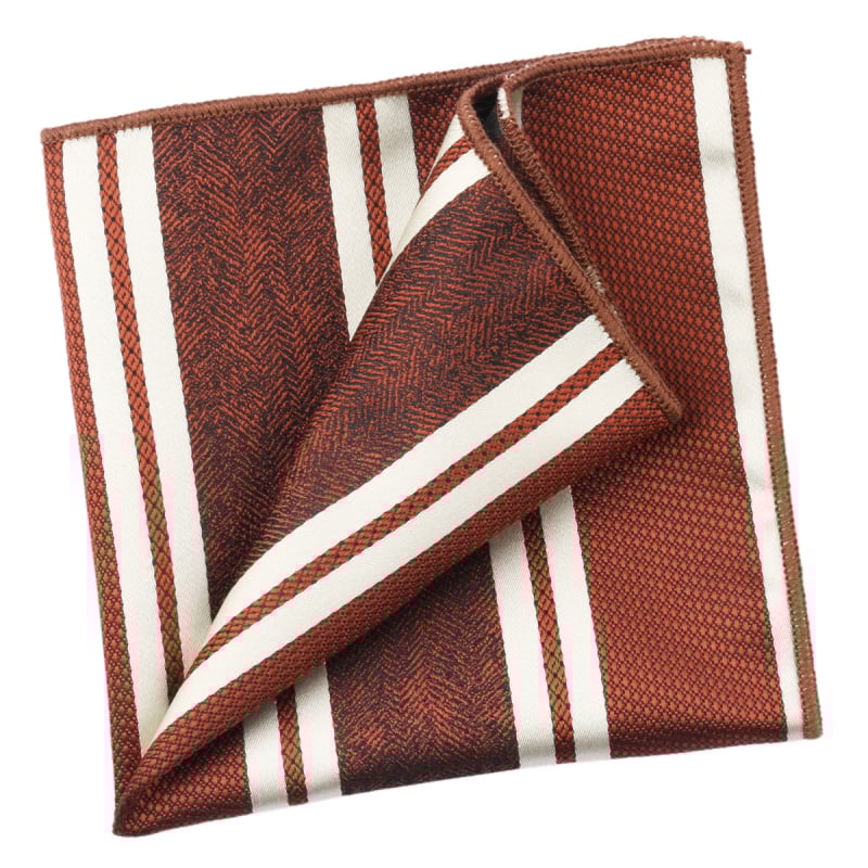 Kišeninis rankšluostis su džakardiniu dryžių raštu, poliesterio gija, laisvas stilius.