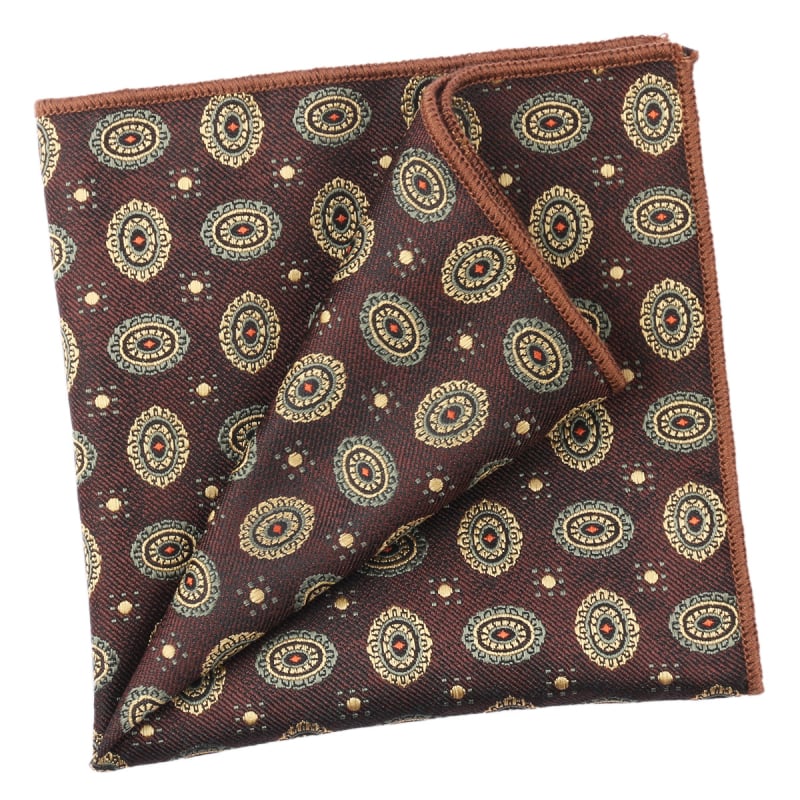 Kišeninis rankšluostis su džakardiniu dryžių raštu, poliesterio gija, laisvas stilius.