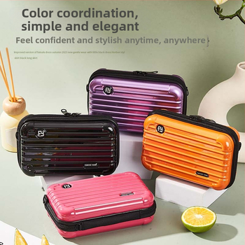 Kosmetinė rankinė su tvirtu korpusu iš ABS+PC, atspari vandeniui ir skalbiama, su užtrauktuko kišene, talpa mažiau nei 20 l.