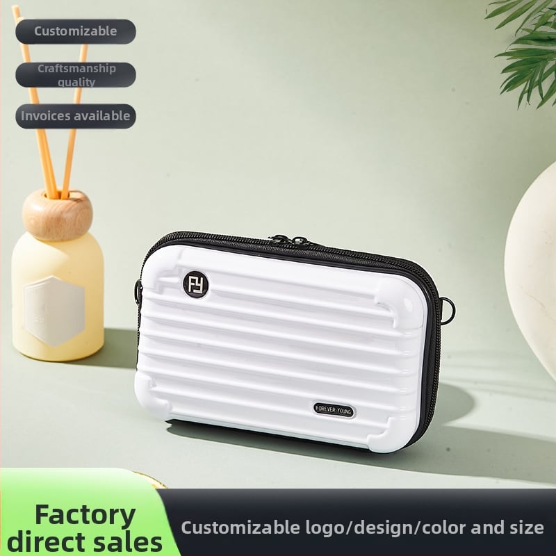 Kosmetinė rankinė su tvirtu korpusu iš ABS+PC, atspari vandeniui ir skalbiama, su užtrauktuko kišene, talpa mažiau nei 20 l.