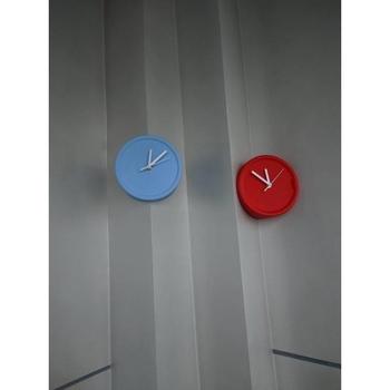 Dekoratív falióra, egyszerű modern stílus; mechanikus működés, elemes, egyoldalas, műanyag ház és számlap, vízálló