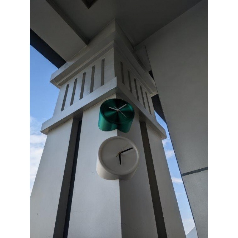 Dekoratív falióra, egyszerű modern stílus; mechanikus működés, elemes, egyoldalas, műanyag ház és számlap, vízálló