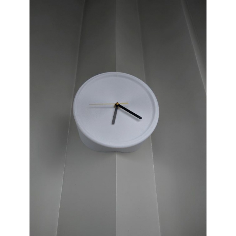 Dekoratív falióra, egyszerű modern stílus; mechanikus működés, elemes, egyoldalas, műanyag ház és számlap, vízálló