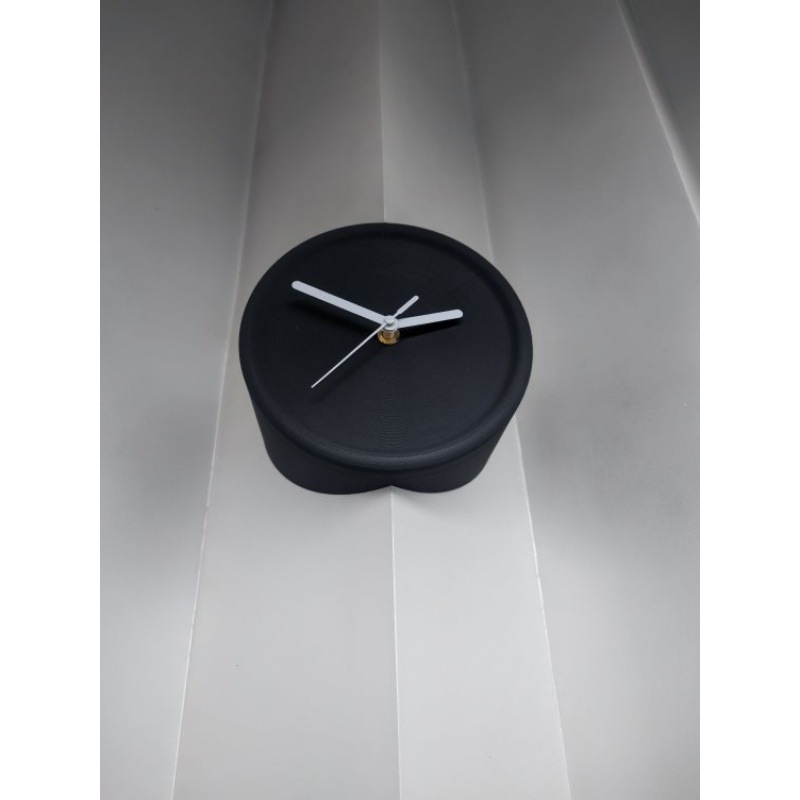 Dekoratív falióra, egyszerű modern stílus; mechanikus működés, elemes, egyoldalas, műanyag ház és számlap, vízálló