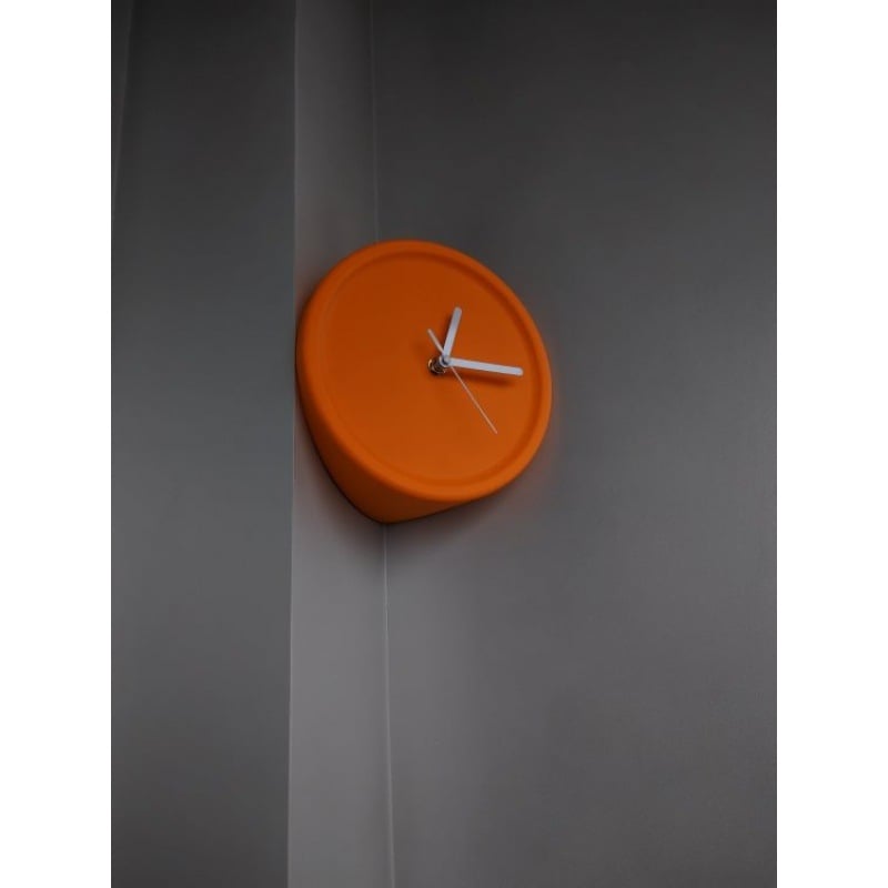 Dekoratív falióra, egyszerű modern stílus; mechanikus működés, elemes, egyoldalas, műanyag ház és számlap, vízálló